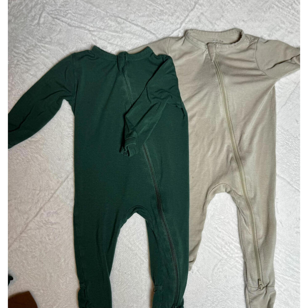 Kyte Baby Solid Zippy Pajama Bundle Bone & Forest Green 3–6 Months